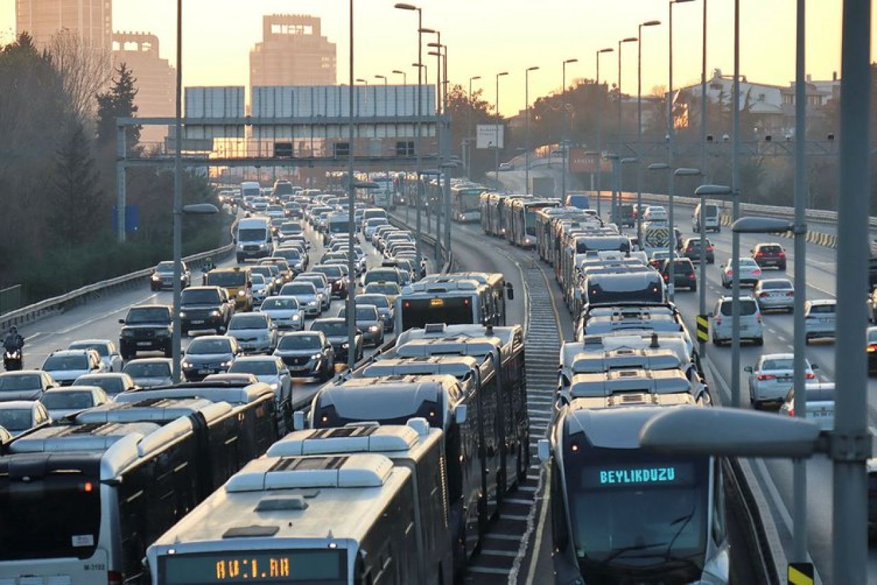 Metrobüs yolu eridi Ekrem İmamoğlu'na tepki yağdı: Memnun değiliz!