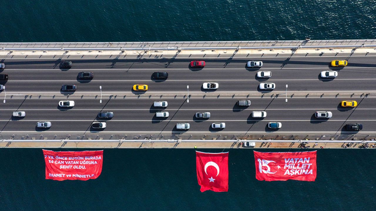 15 Temmuz Şehitler Köprüsü'ne Türk bayrağı asıldı