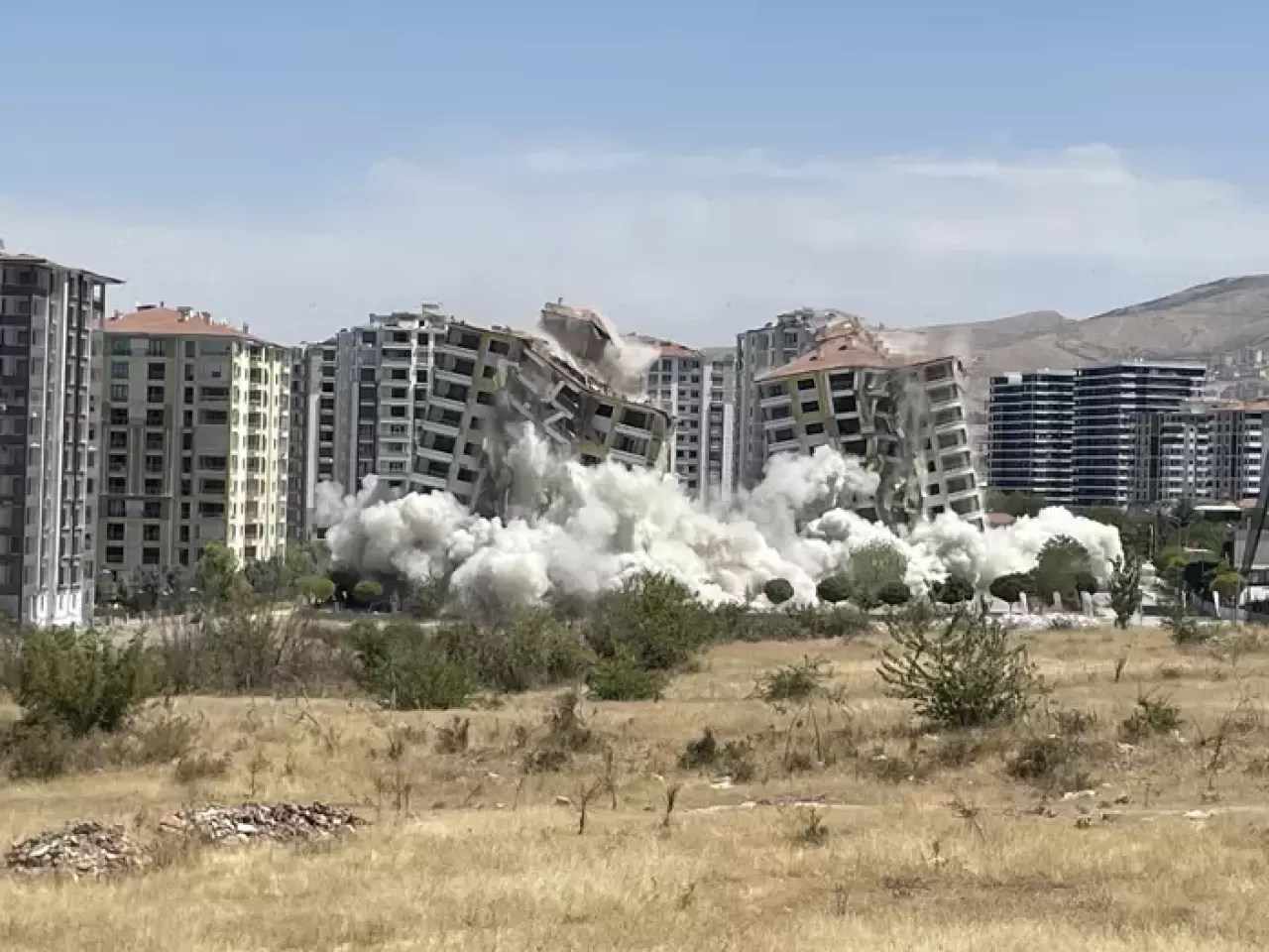 Asrın felaketinin izleri siliniyor: Ağır hasarlı binalar patlayıcıyla yıkıldı