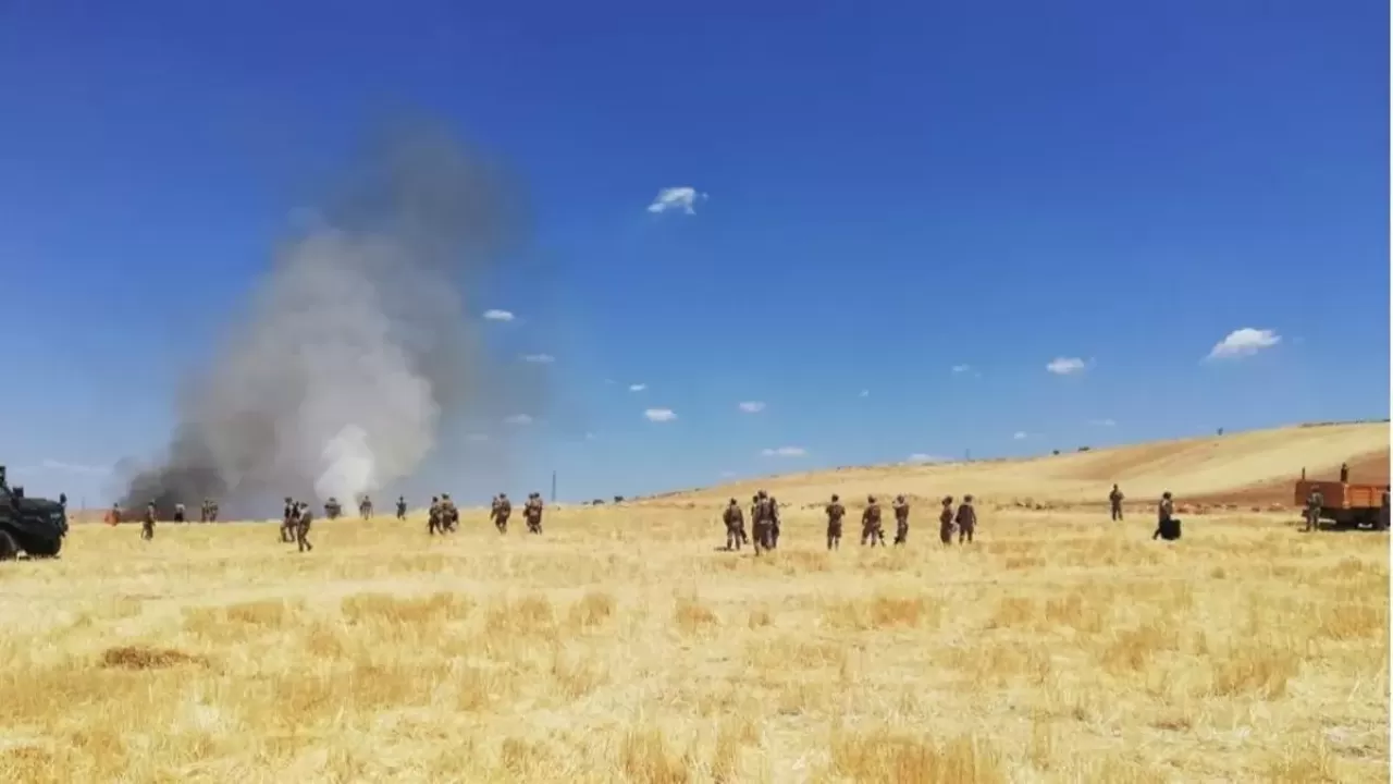 Ekipler saldırıya uğradı! Jandarma tarlada çıkarılan yangının ortasında kaldı