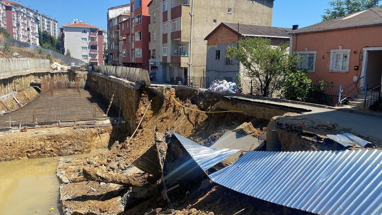 İstanbul'da yol çöktü: Çevredekiler dairelerini tahliye etti