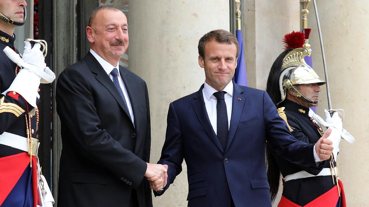 Macron ve Aliyev, Karabağ'daki durumu telefonda görüştü