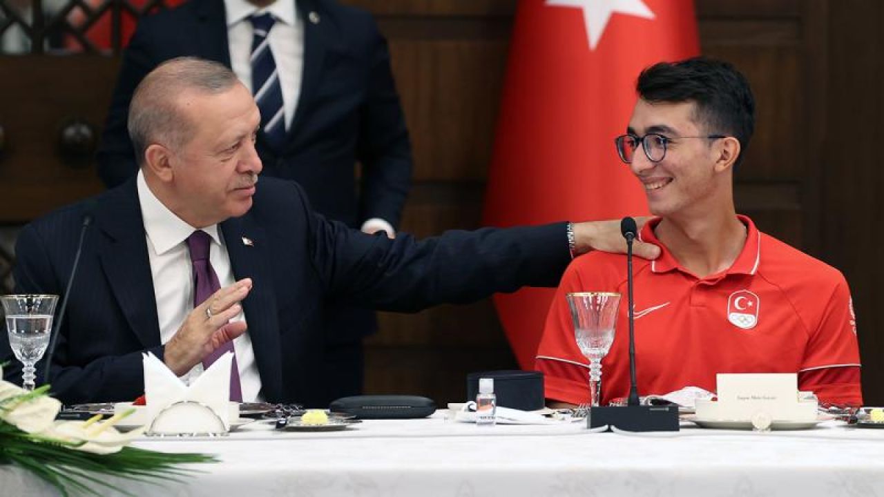 Cumhurbaşkanı Erdoğan Mete Gazoz'u tebrik etti