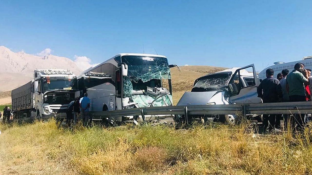 Niğde'de yolcu otobüsüyle hafif ticari araç çarpıştı: 1 ölü, 7 yaralı