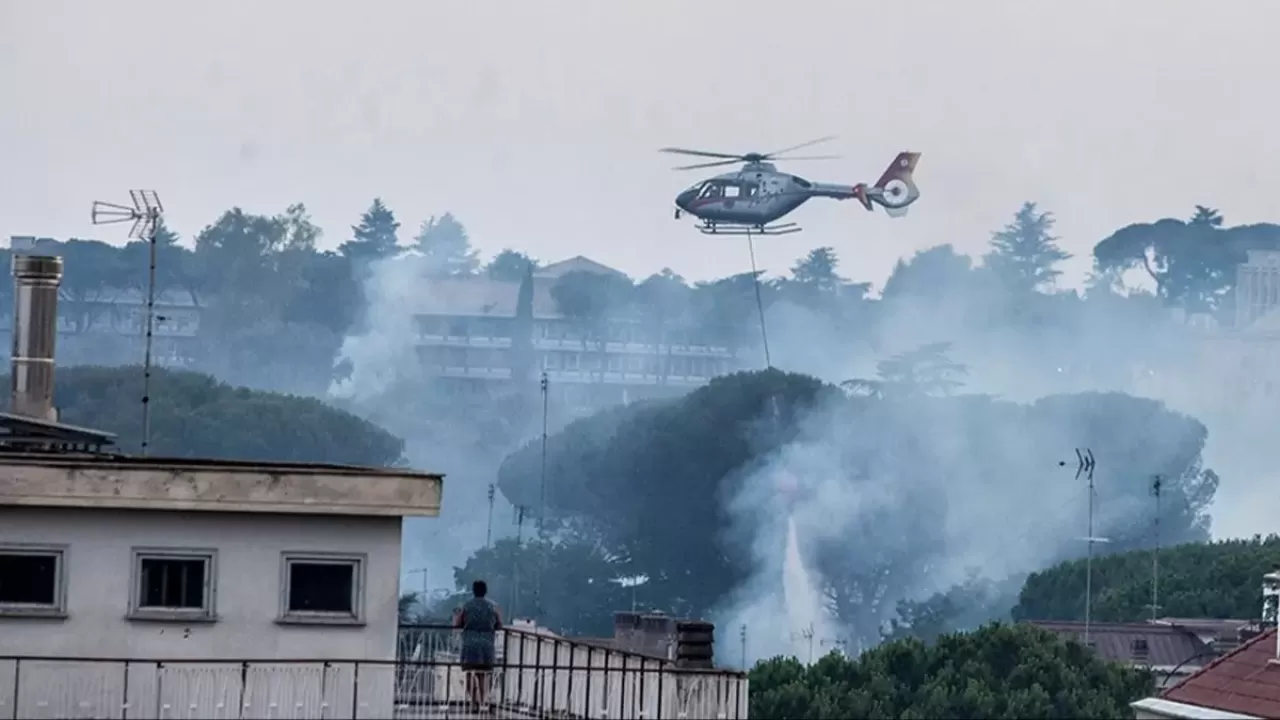 İtalya yangınlar sebebiyle adadan 600 kişiyi tahliye ediyor
