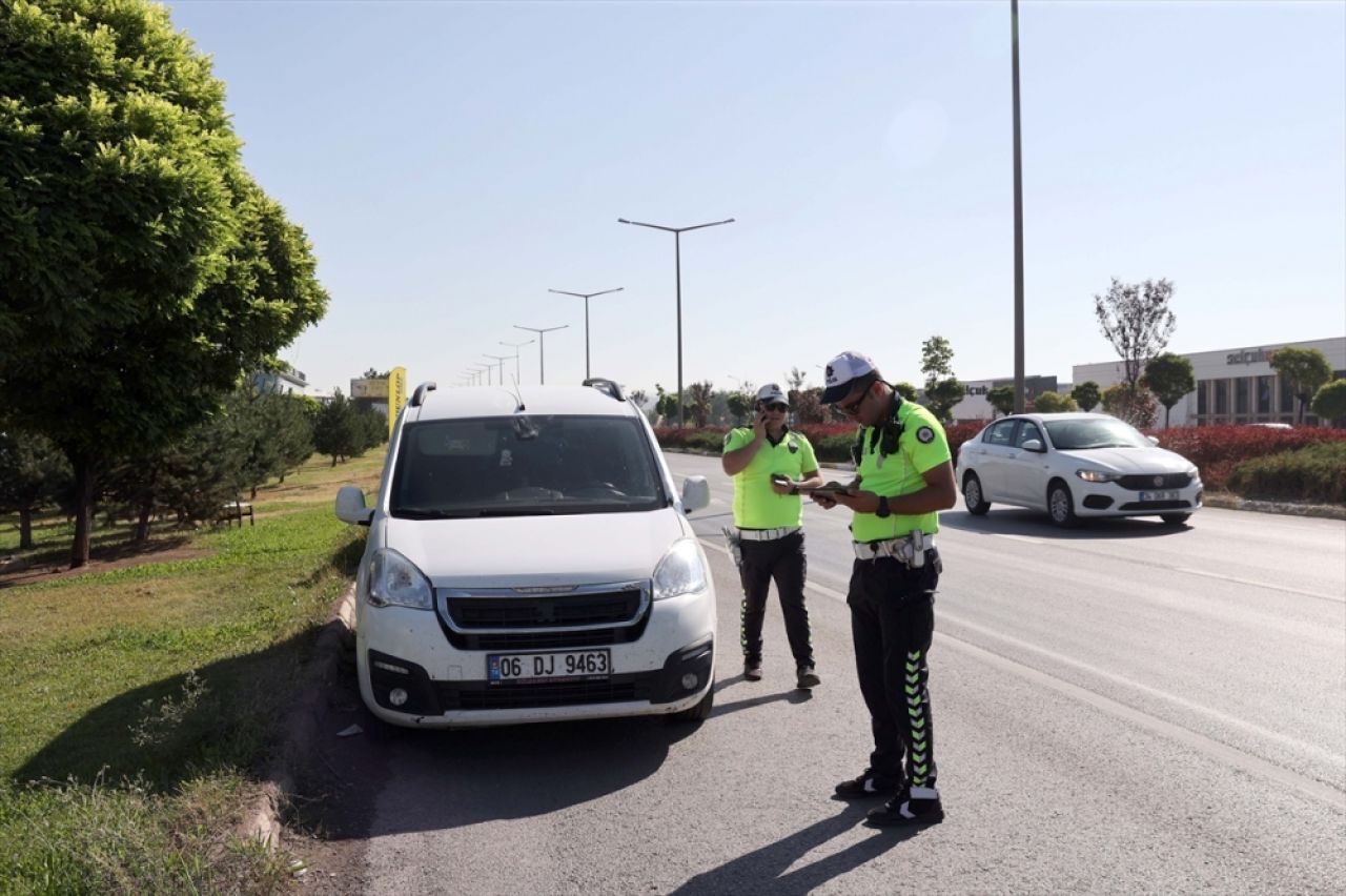 Sivas'ta polisin "dur" ihtarına uymayan araçta 8 düzensiz göçmen yakalandı