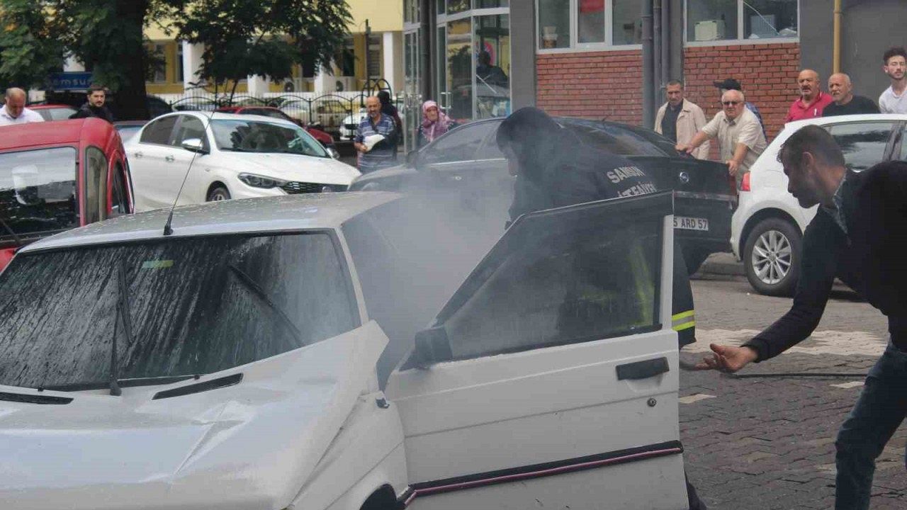 Park halindeki otomobilde yangın