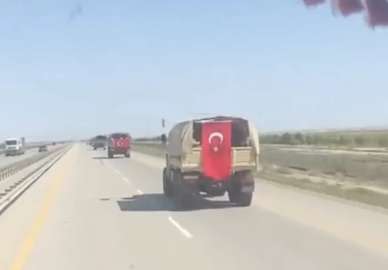 Azerbaycan ordusu Karabağ'a Türk bayrağıyla girdi!