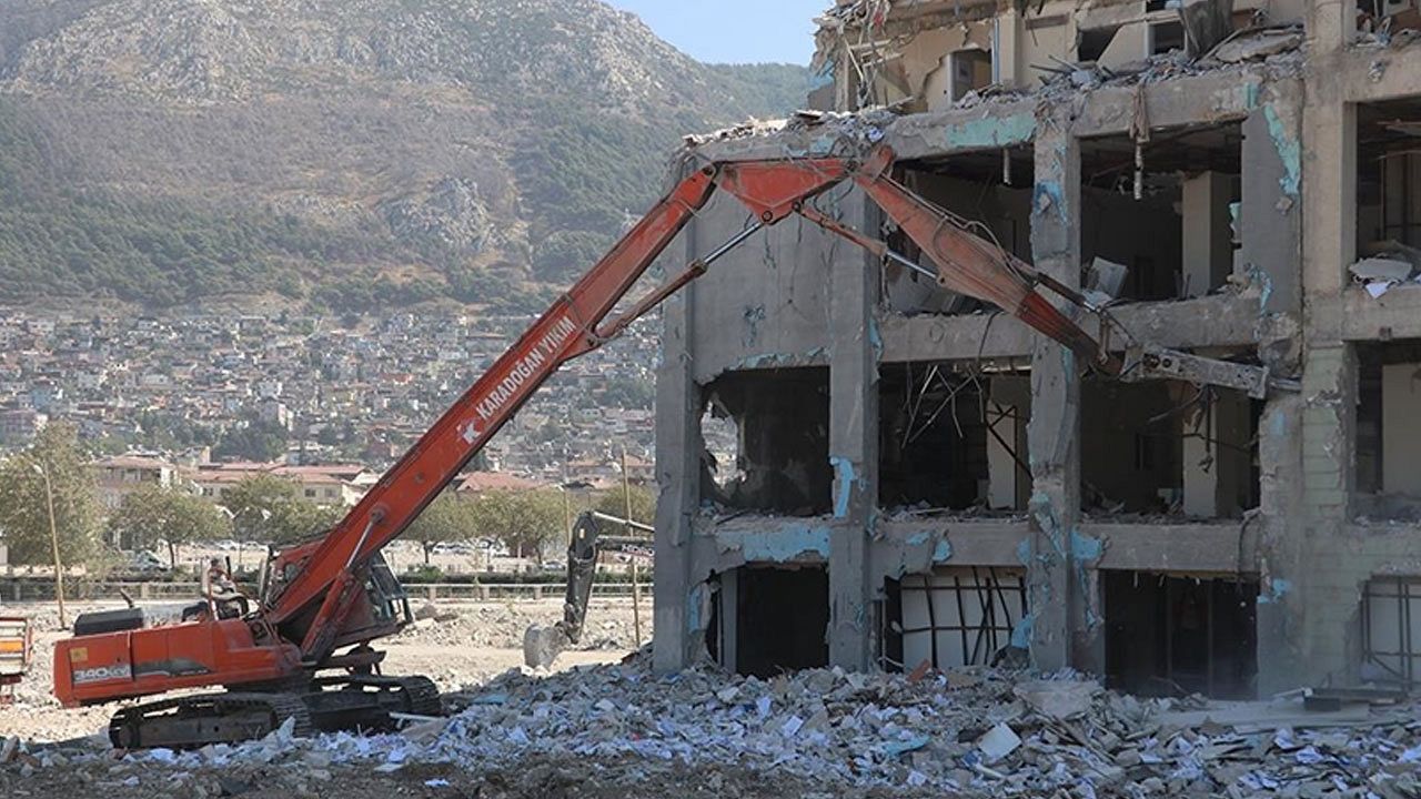 Hatay'da ağır hasarlı binaların kontrollü yıkımı sürüyor