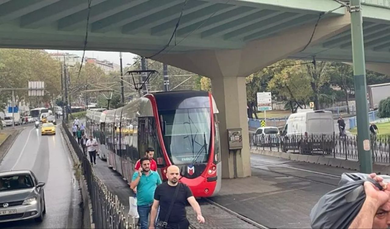 Kabataş-Bağcılar Tramvay Hattı'nda arıza! Vatandaş isyan etti: Rezillikten başka bir şey değil