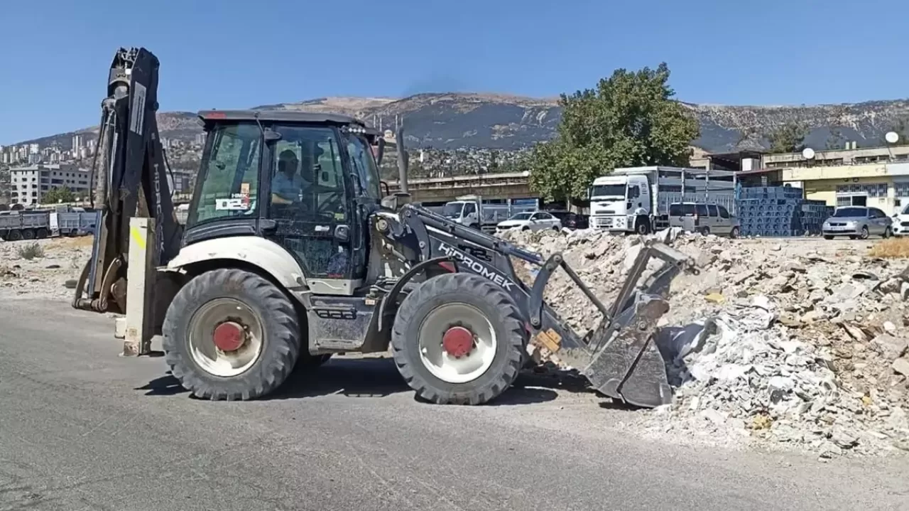 Kahramanmaraş'ta enkaz kalıntıları kaldırılmaya devam ediyor