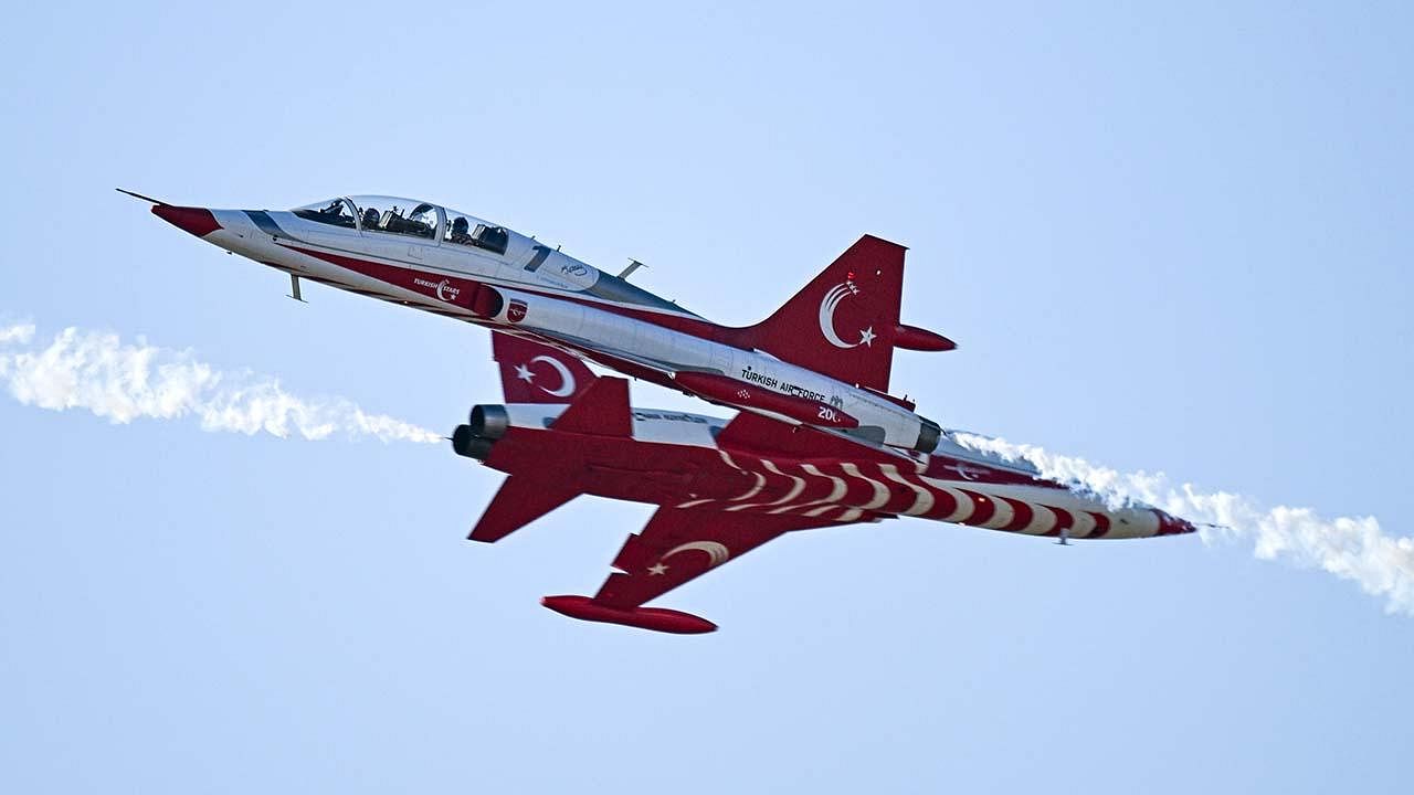 Türk Yıldızları İzmir'de gökyüzüne imzasını attı