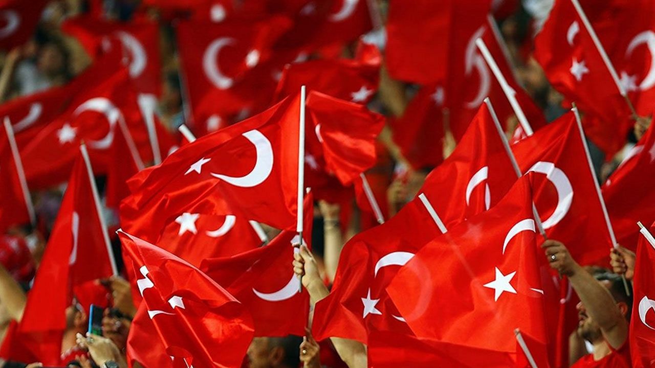 Türkiye-Ermenistan maçında tribünler Türk bayraklarıyla donatılacak