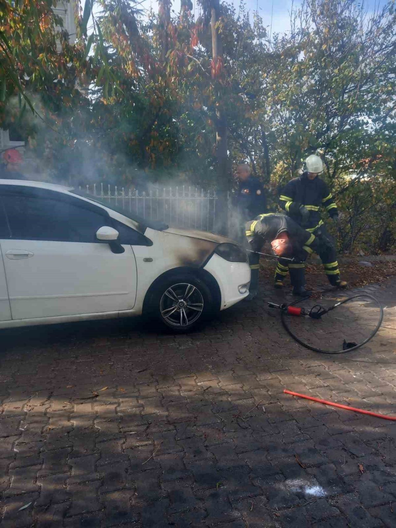 Kütahya’da park halindeki araçta yangın