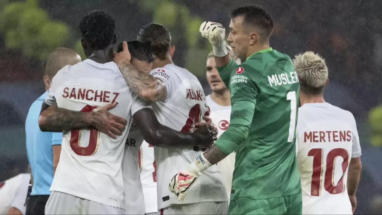 Galatasaray, İngiltere'de manşetlerde! Tarihi zafer büyük yankı buldu...