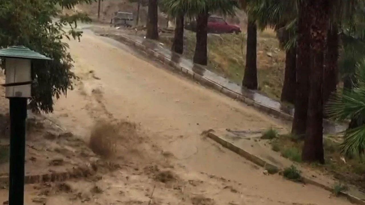 Hatay’da şiddetli yağış sele dönüştü