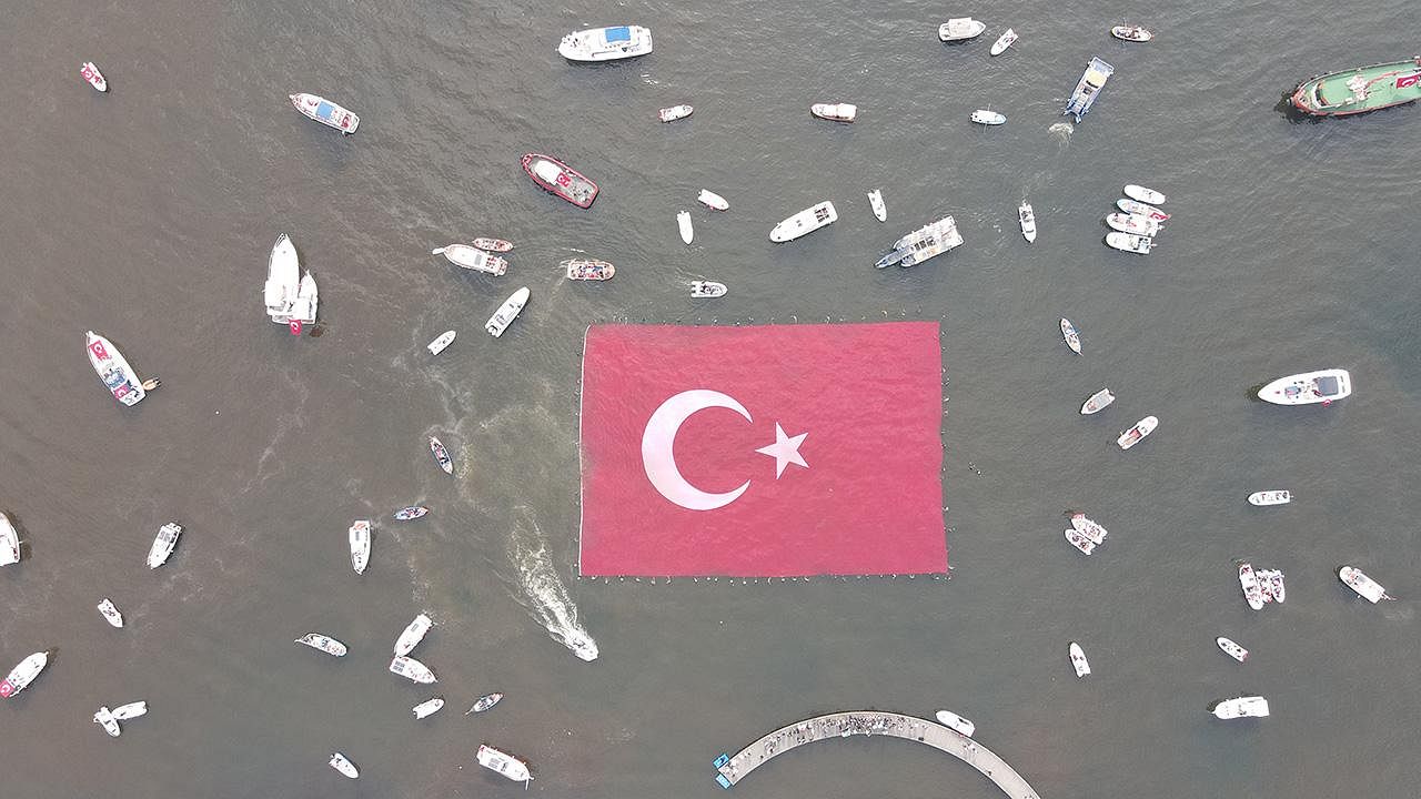 İzmit Körfezi'nde 1923 metrekarelik Türk bayrağı açıldı