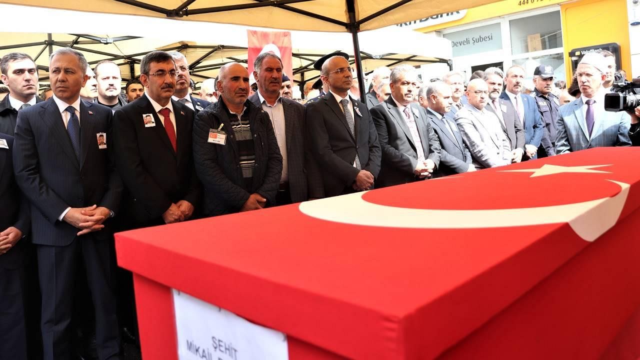 Teröristlerin katlettiği şehit veteriner teknikeri defnedildi