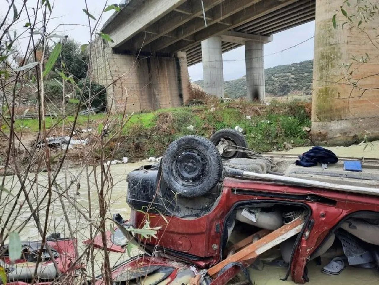 Manisa Kula’da araç Gediz Nehri'ne uçtu: 3 kişi öldü! Sinir krizleri geçirdiler!