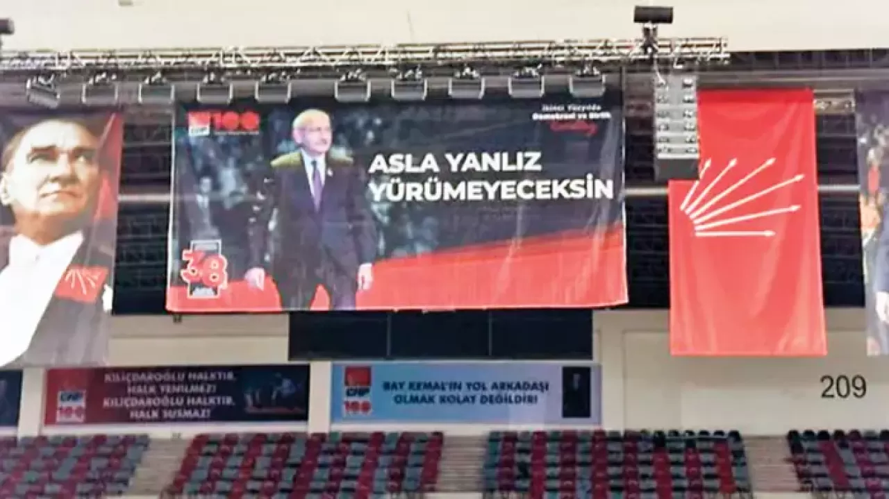 Kurultay öncesi afiş savaşları... Türkçeyi böyle katlettiler!