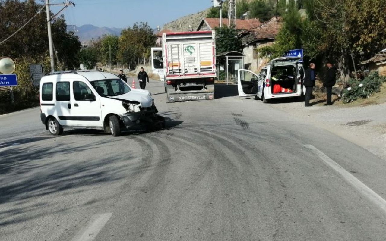 Çorum'da kamyonla hafif ticari araç çarpıştı, 2 kişi yaralandı