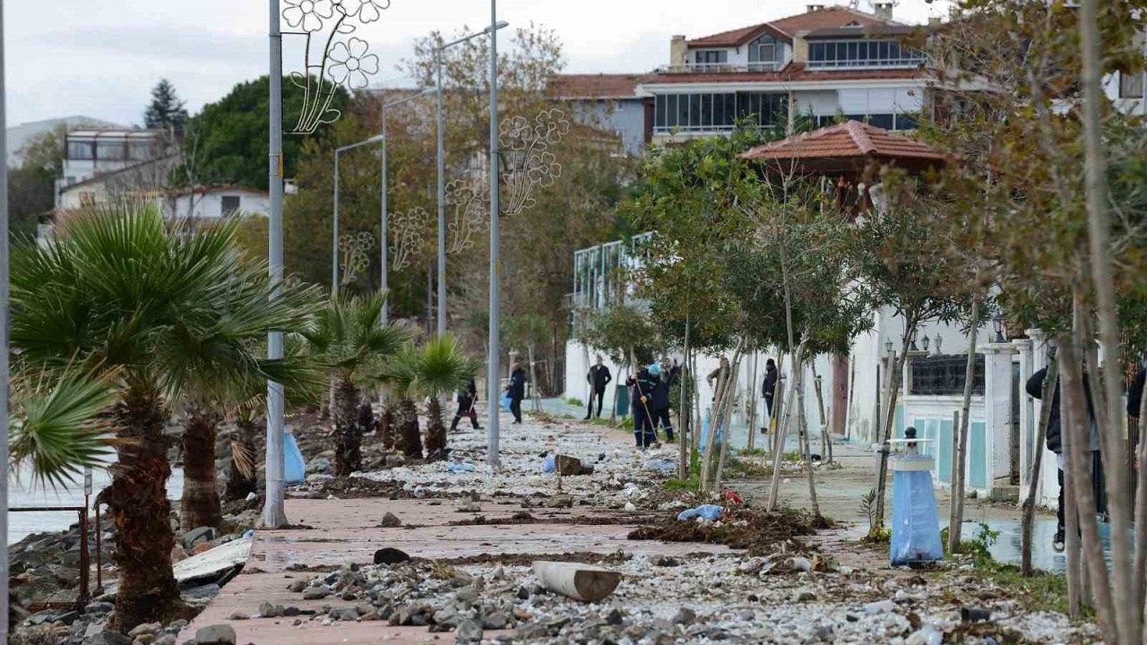 Fırtınanın hasar verdiği sahil temizlendi