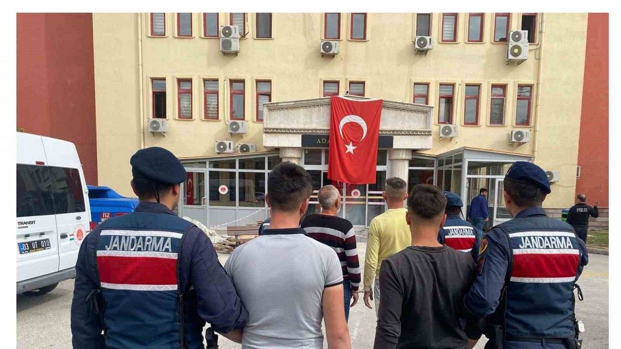 Kaçak kazı yapan 3 kişiyi jandarma suçüstü yaptı