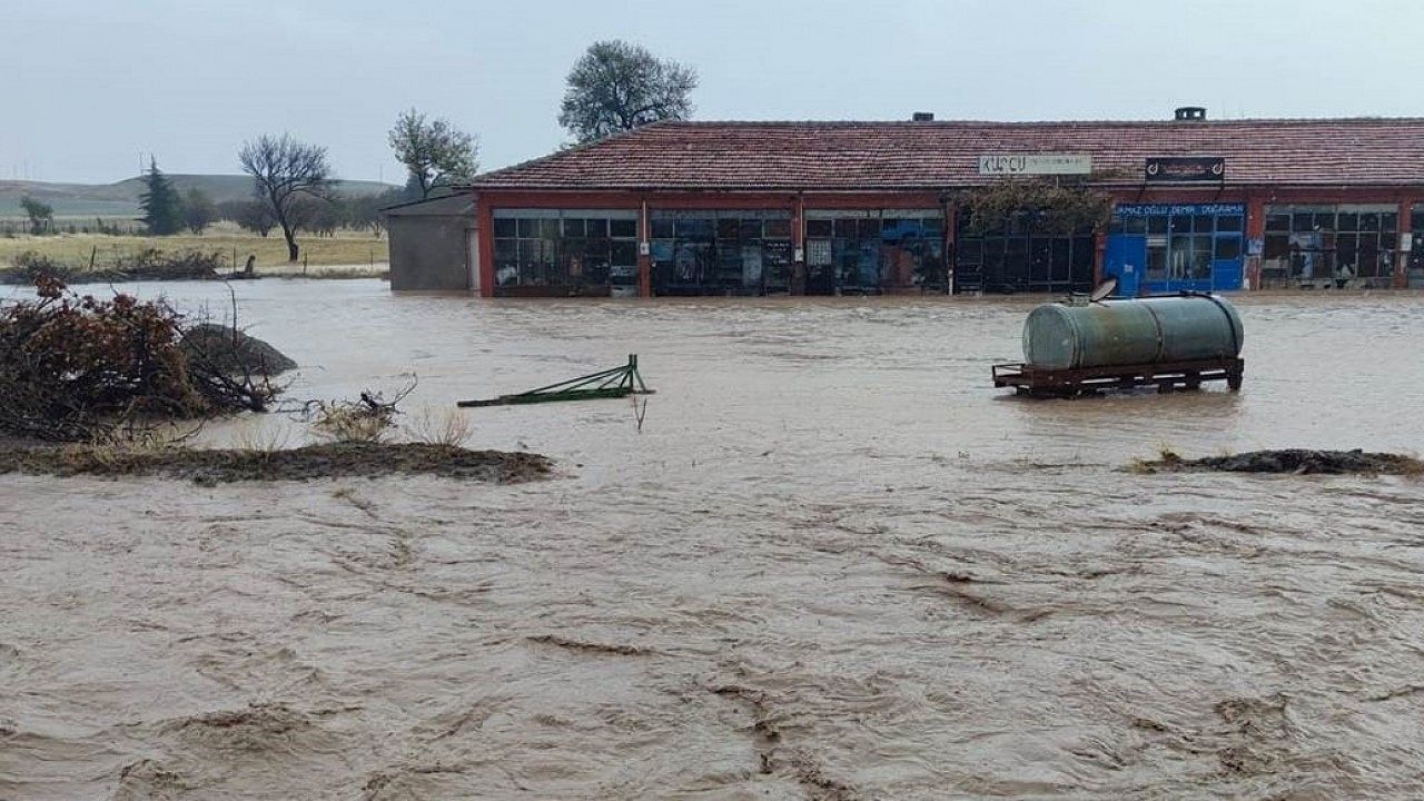 Kulu’da sağanak yağmur ve şiddetli rüzgar etkili oldu