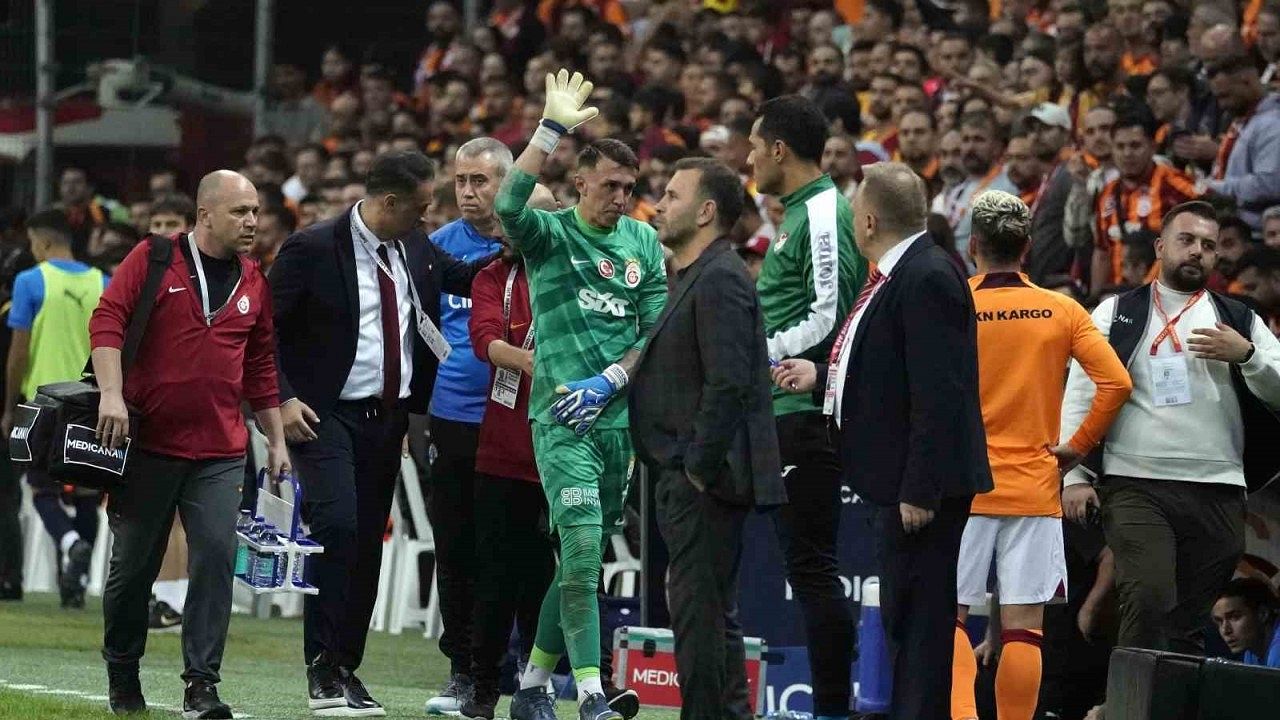 Yener İnce: "Muslera’da darbeye bağlı çıkık oluştu, saha içinde yerine oturttuk"