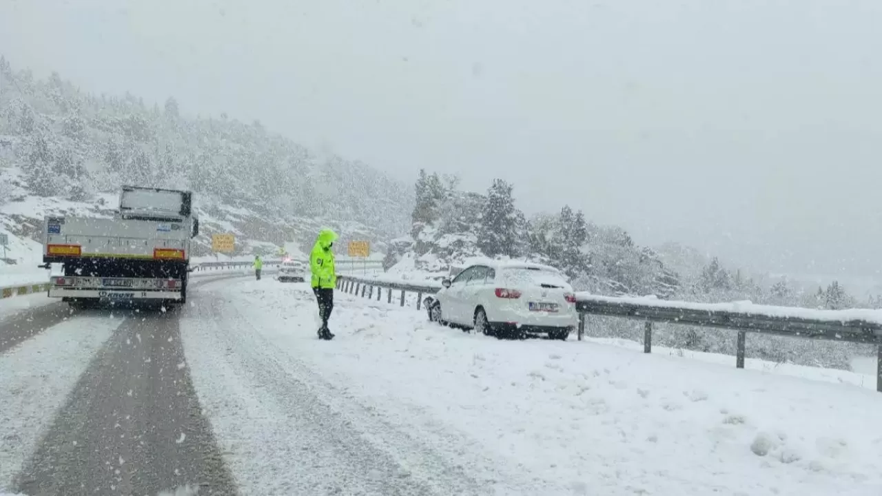 Ankara-Zonguldak kara yolunda kar yağışı nedeniyle ulaşım aksıyor