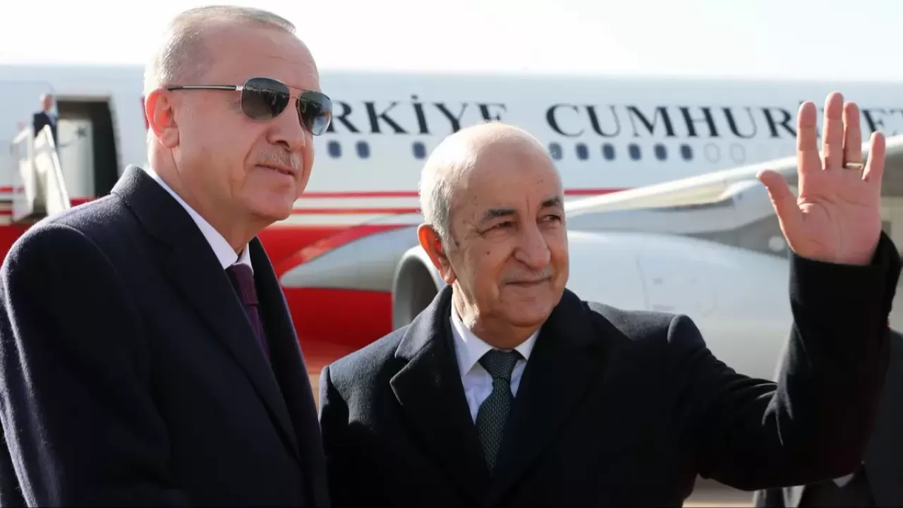 Cezayir'de kritik temas! Cumhurbaşkanı Erdoğan resmi törenle karşılandı