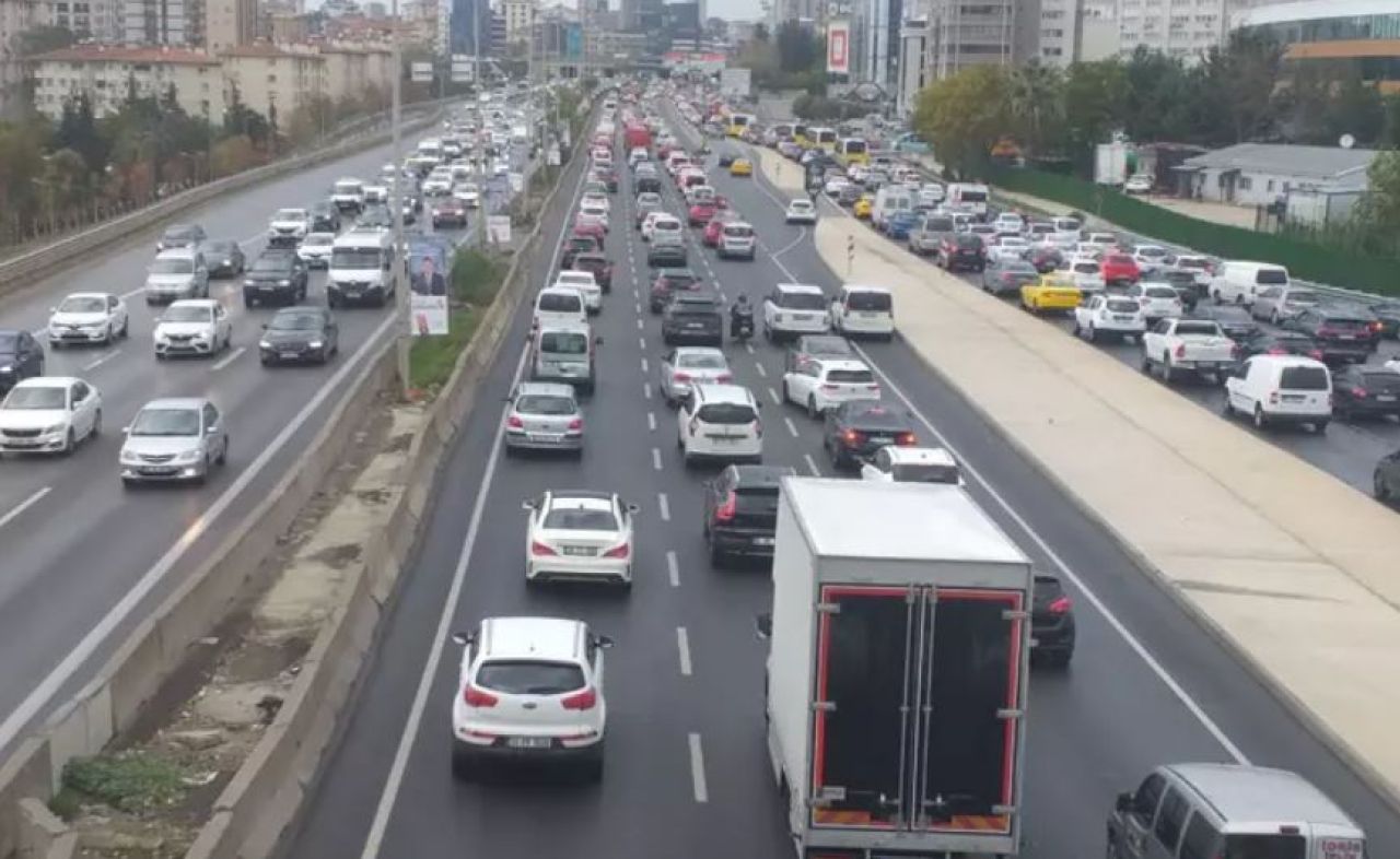 İstanbul sele teslim... Trafik yoğunluğu yüzde 70'e yükseldi