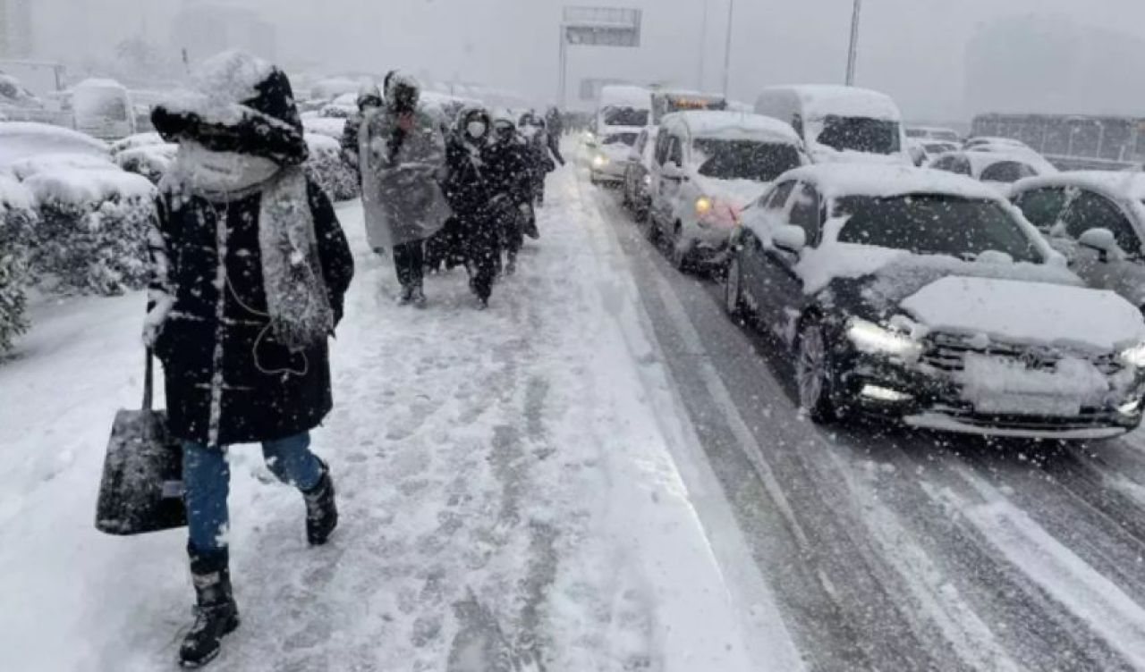 Eldiven, kazak ne varsa hazırlayın! İstanbul'da lapa lapa kar yağacak