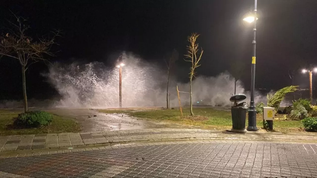 İstanbul'da fırtına hayatı olumsuz etkiledi