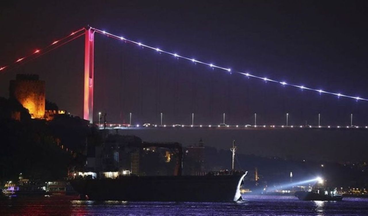 İstanbul Boğazı, olumsuz hava koşulları nedeniyle çift yönlü gemi trafiğine kapatıldı