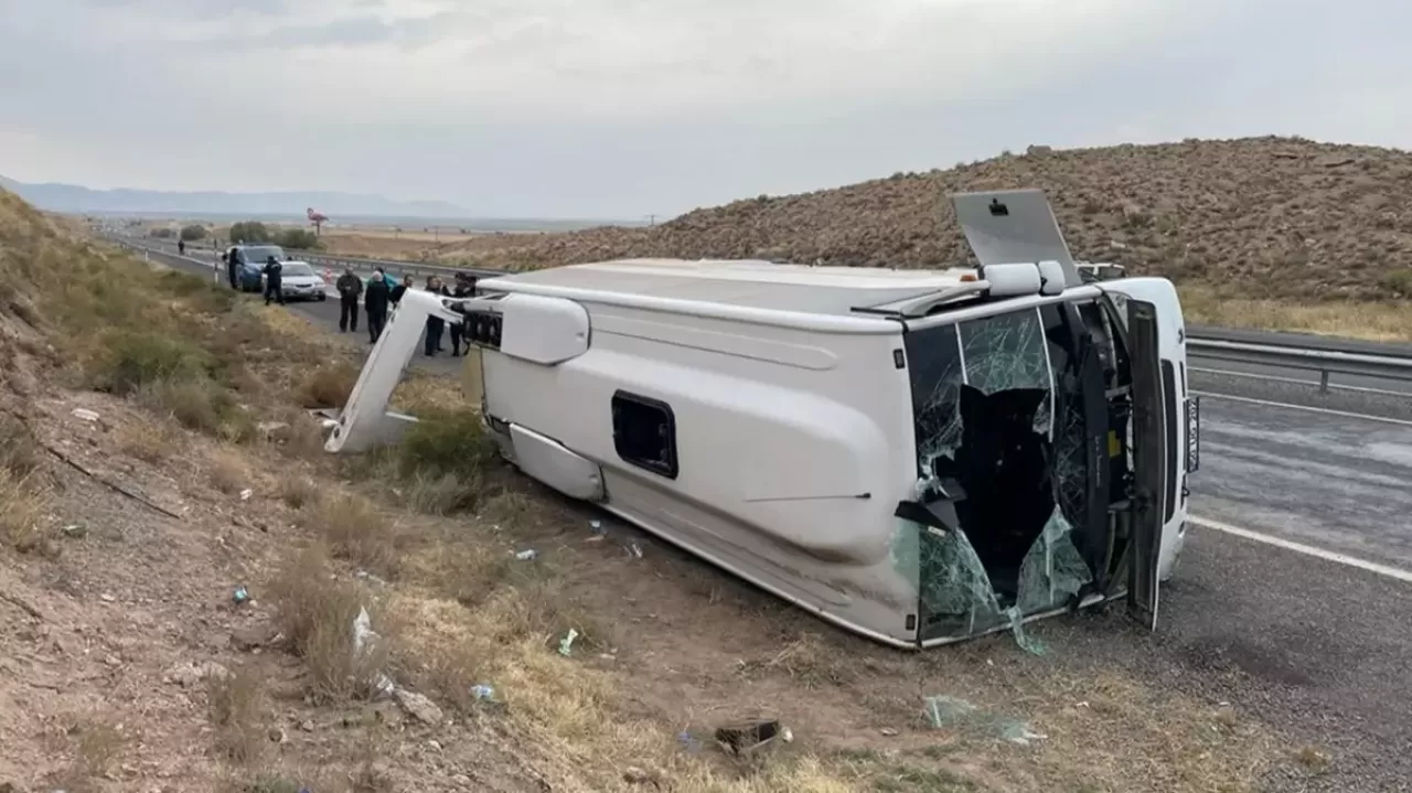 Kayseri'de midibüs devrildi: 15 yaralı