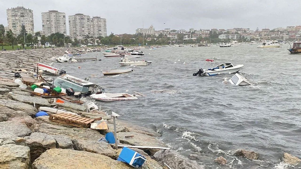 Kocaeli'de şiddetli fırtına: Tekneler karaya vurdu