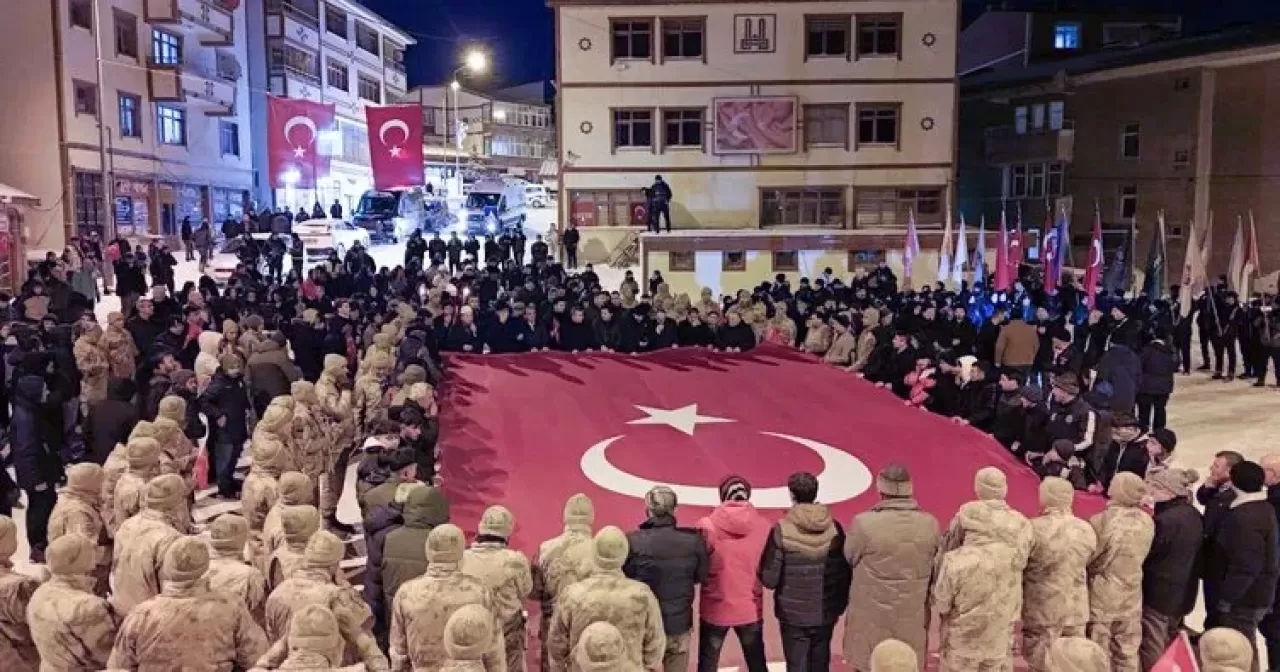 Erzurum'da Sarıkamış şehitleri anısına fener alayı düzenlendi