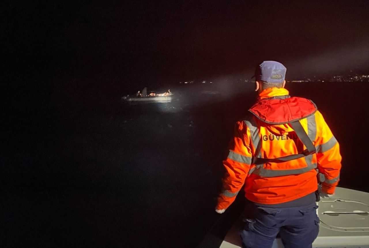 İzmir açıklarında 24 düzensiz göçmen kurtarıldı