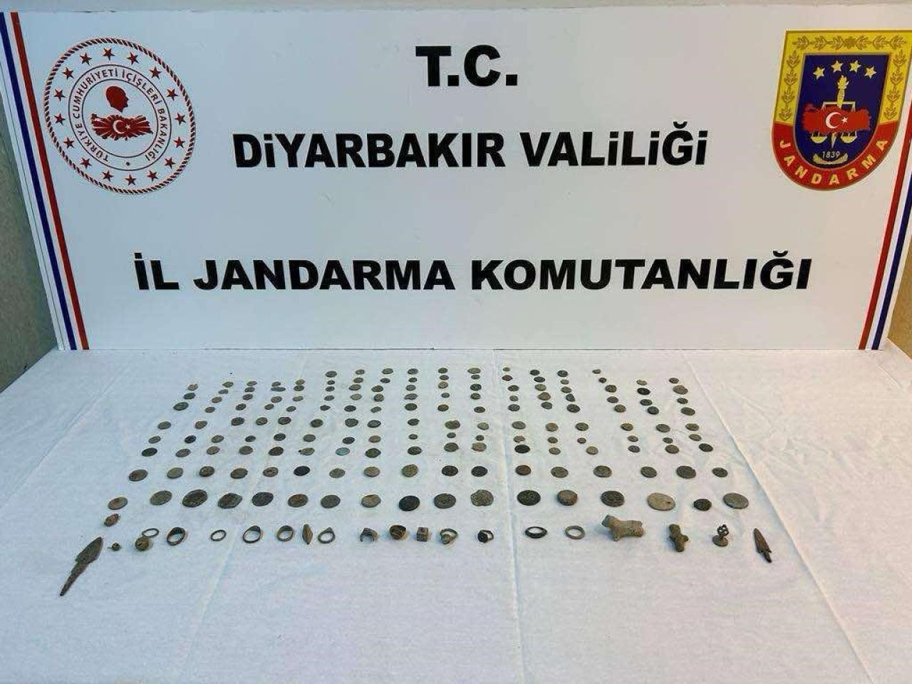 Diyarbakır’da tarihi eser operasyonu: Asurlara ait sikke ve malzemeler ele geçirildi