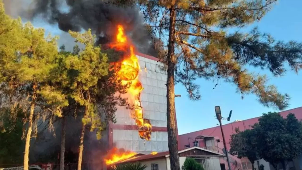 Alışveriş merkezinde korkutan yangın! Çok sayıda ekip sevk edildi