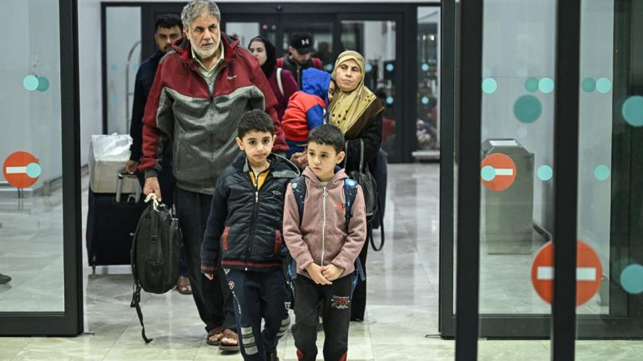 Gazze'den tahliye edilen 142 Türk vatandaşı daha İstanbul'a geldi