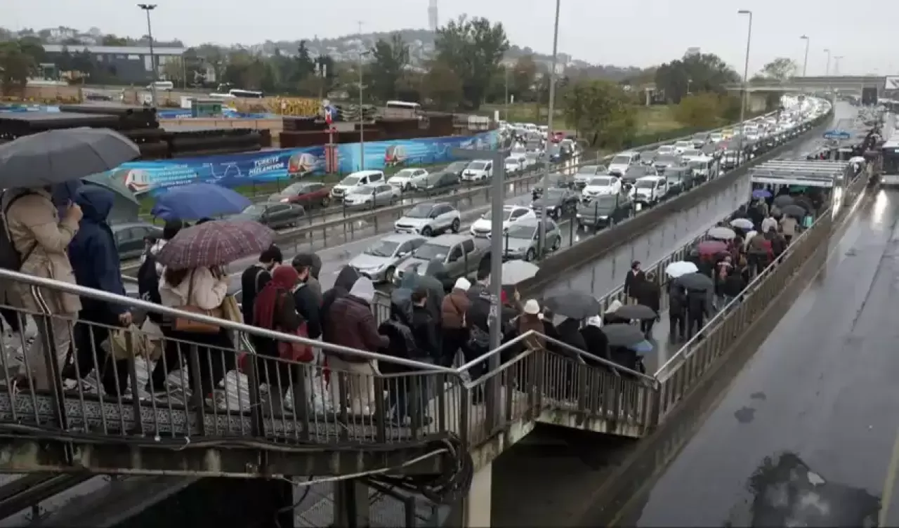 İstanbullular için çekilemez hal aldı! İBB'nin bakımsızlıktan dökülen metrobüsleri artık yetersiz kalıyor