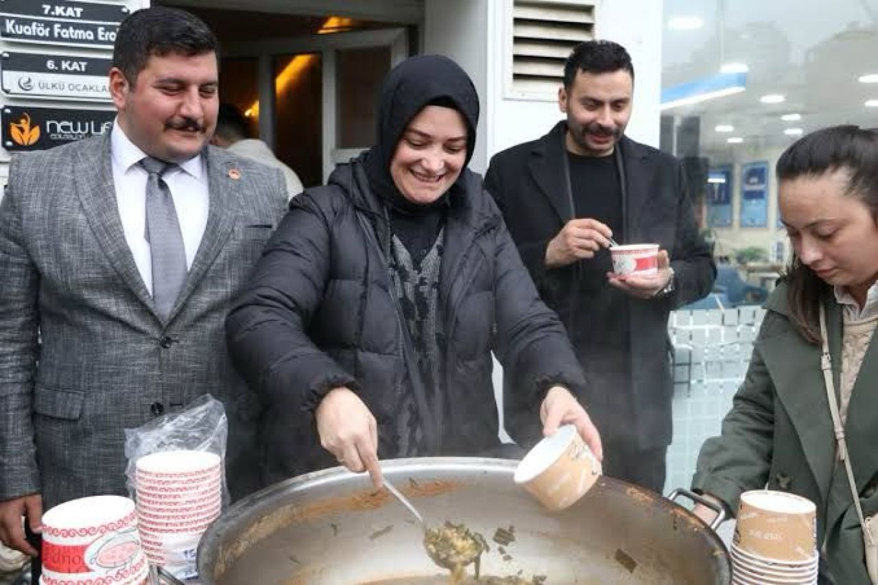 Rize Ülkü Ocakları yarım saatte 1000 kase karalahana çorbası dağıttı