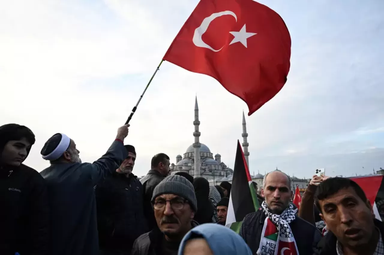 On binlerce kişi Galata Köprüsü'nde buluştu... 'Şehitlerimize rahmet, Filistin'e destek'