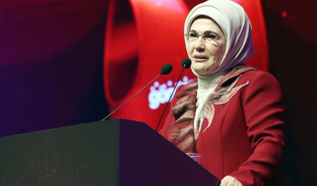 Emine Erdoğan: Alınan ihtiyati tedbir kararını, barış yolunda bir umut ışığı olarak görüyorum