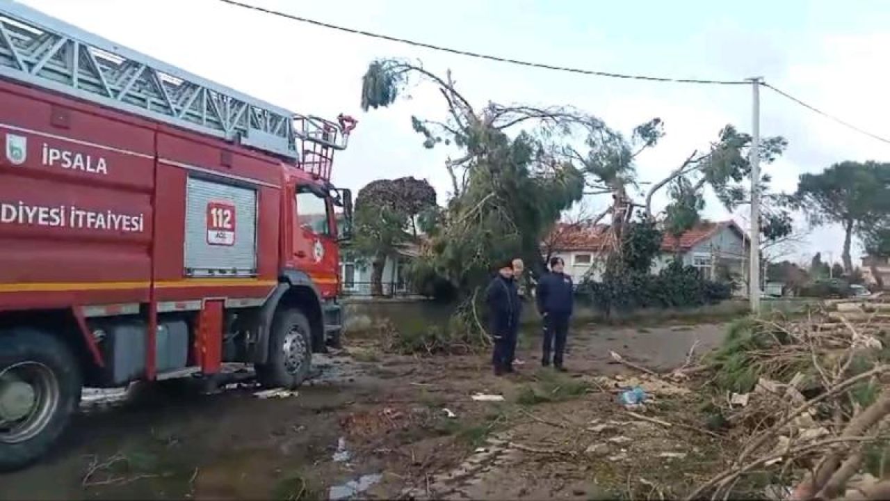 Edirne’de hortum çatıları uçurdu, ağaç ve direkleri devirdi