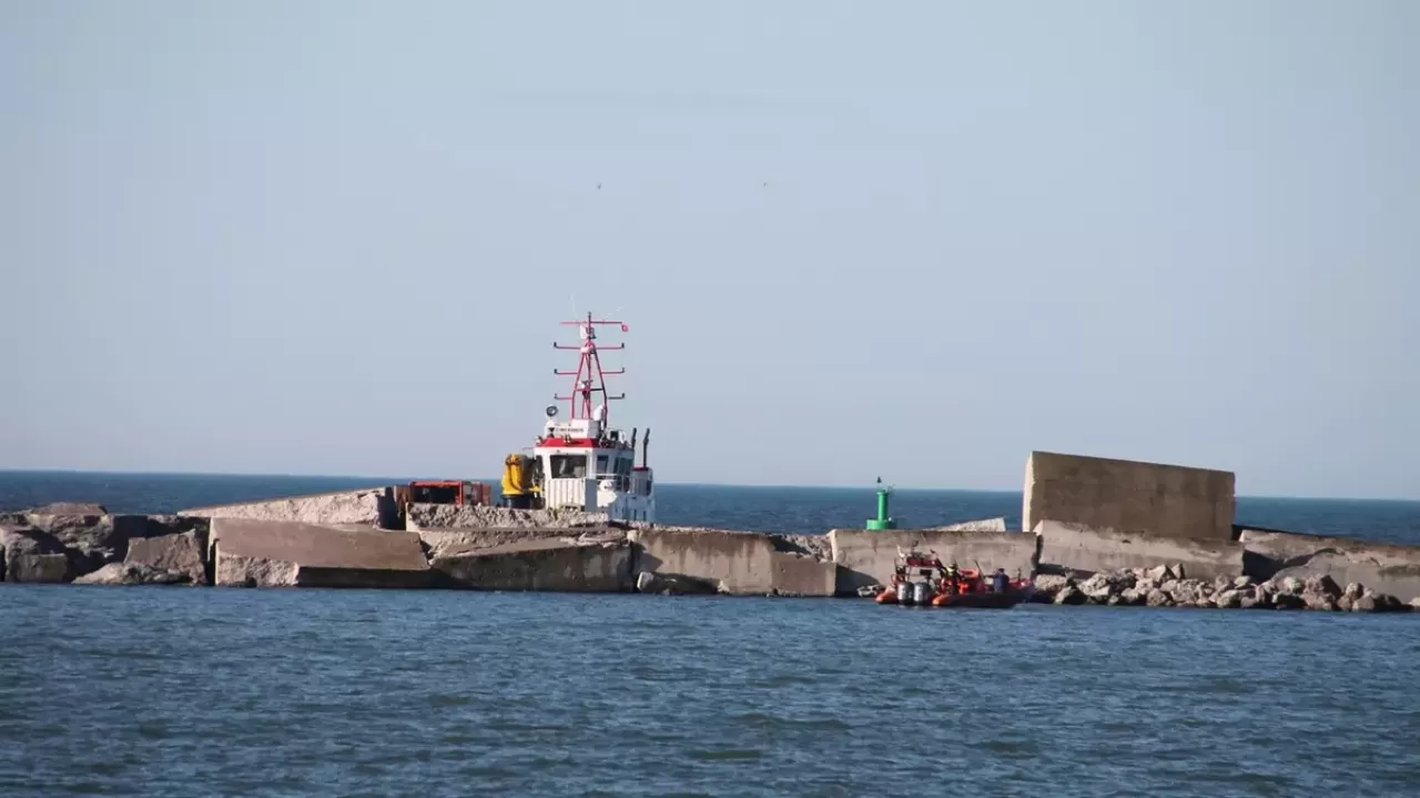 Batan geminin kayıp 7 personeli aranıyor
