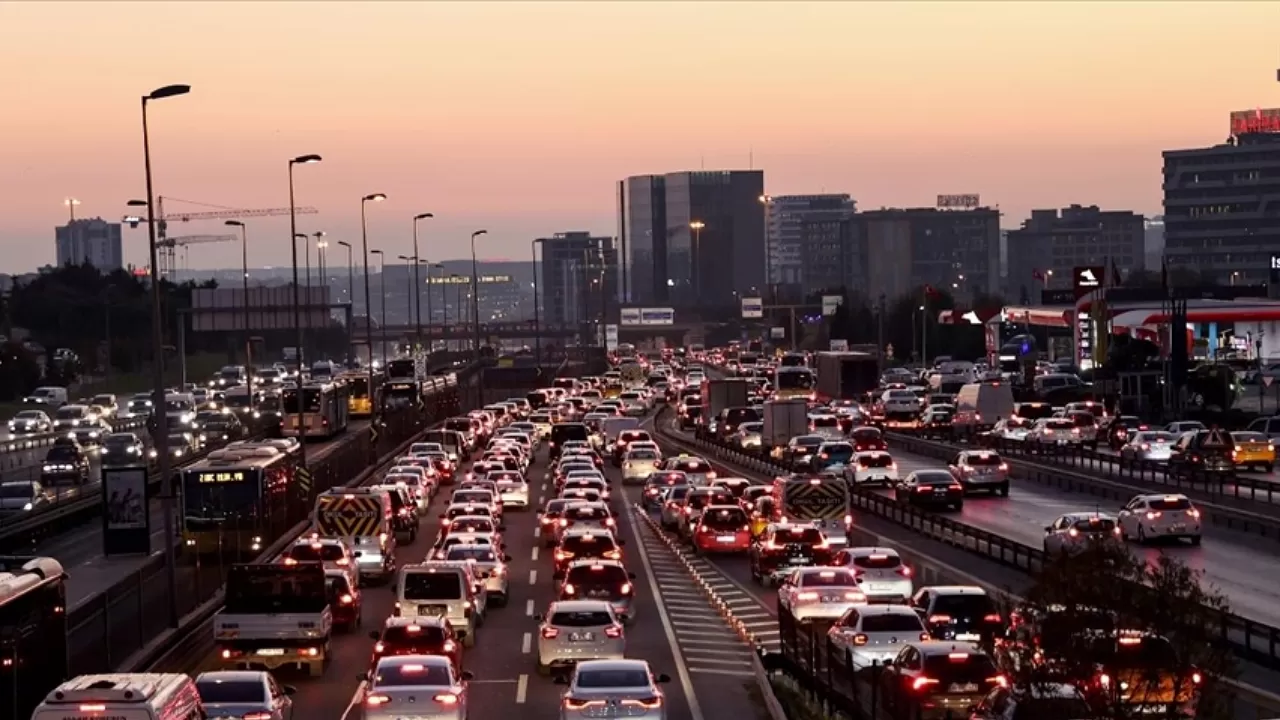 İstanbul'da trafik durma noktasına geldi! Yoğunluk yüzde 81!