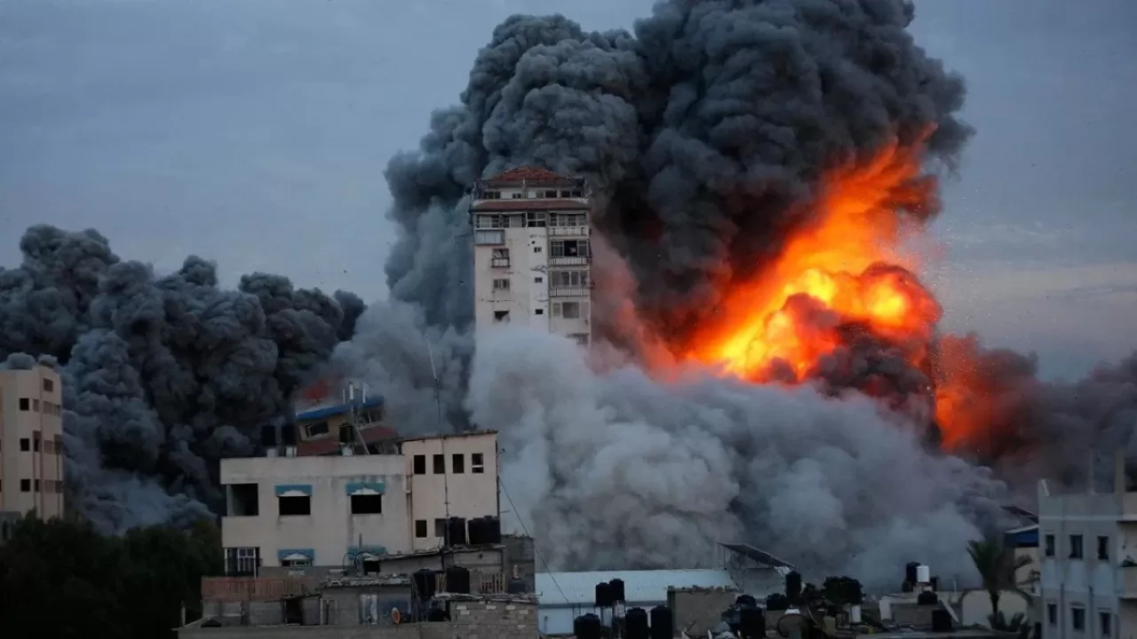 İsrail Gazze'ye bomba yağdırıyor